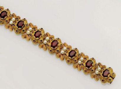 null Bracelet en or jaune 18K (750/oo) chaque maillon à décor floral ciselé est orné...