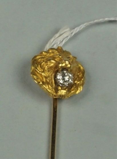 RENE BOIVIN Épingle de cravate en or jaune 18K (750/oo) à décor de tête de lion tenant...
