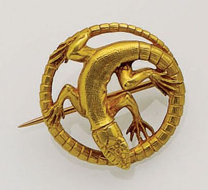 null Broche ronde en or jaune 18K (750/oo) ciselé figurant une salamandre, vers 1900.
Poids...