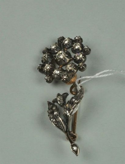 null Broche fleur en or 18K (750/oo) et argent (800/oo) entièrement sertie de diamants...