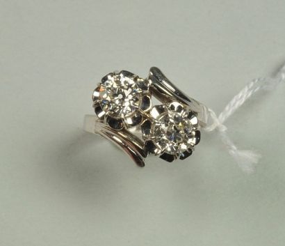 null Bague vous et moi en or gris 18K (750/oo) sertie de deux diamants taille ancienne...
