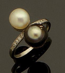 null Bague "Vous et Moi" en platine (850/oo) ornée de deux perles fines, l'une blanche,...
