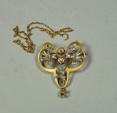 null Broche en or jaune 18 K 750 °/oo en gris à décor ajouré de fleurs et sertie...