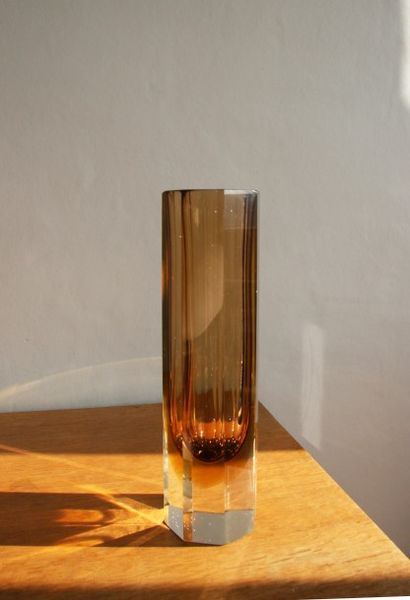 MURANO Vase Sommerso transparent et ambre clair à facettes octogonales. Années 1970....