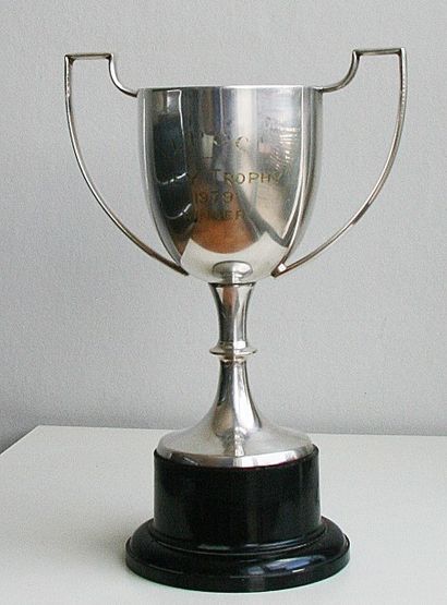 null Coupe trophée à anses gravée et datée 1979 sur une base noire H. 28 cm