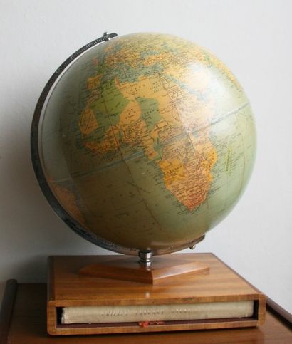 PHILLIPS Globe terrestre « Challenge » reposant sur une base en bois contenant un...
