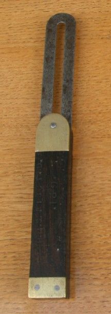 null Outil de charpentier gravé d'un nom L. 24,5 cm