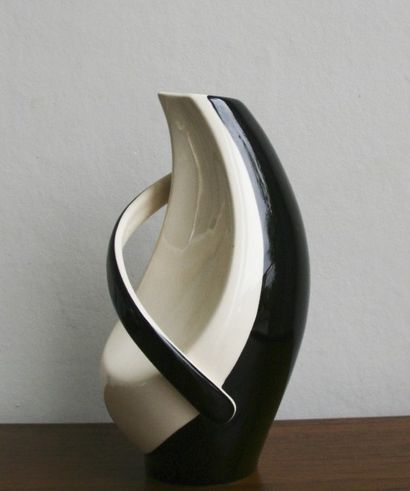 null Vase en céramique noire et blanche peinte à la main avec anse rapportée. Modèle...