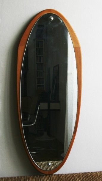 null Miroir ovale à pans coupés, cadre en teck clair. Années 1960. H. 73 cm
