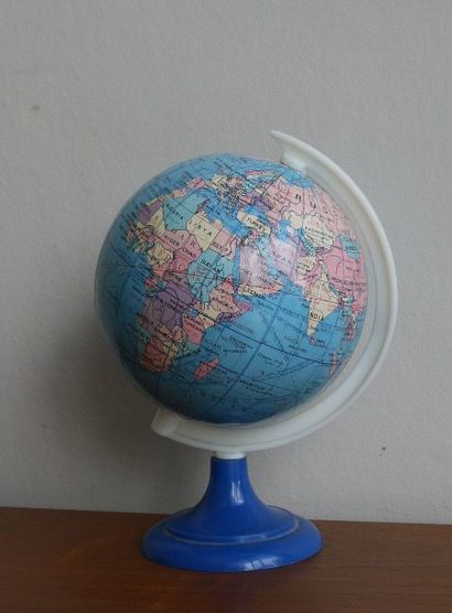 null Petit globe terrestre en plastique et papier des années 70 - 80. H. 17 cm