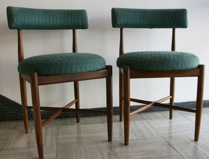 Edition G Plan Ensemble de 4 chaises en teck recouvertes d'un tissu vert. Années...