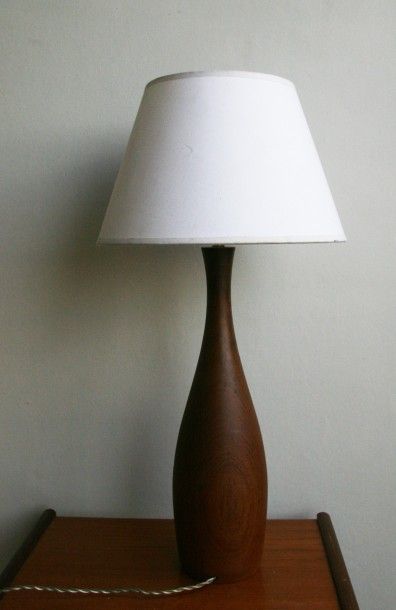 null Pied de lampe en bois tourné, abat-jour blanc. Vers 1960. H. totale : 64 cm