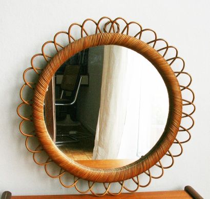 null Miroir circulaire en rotin tressé en forme de fleurs. Années 1960