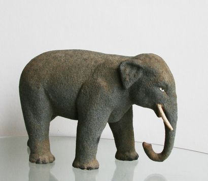 null Rare grand éléphant en plâtre floqué de la fin du XIXe début XXe, yeux peints,...