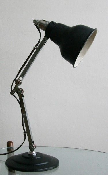 null Lampe en métal peint en noir, bras articulé en métal chromé. Années 1940 -50....