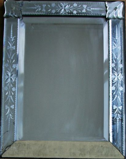 null Miroir vénitien rectangulaire finement gravé. Vers 1920. 51 cm x 309, 5 cm (Manque...