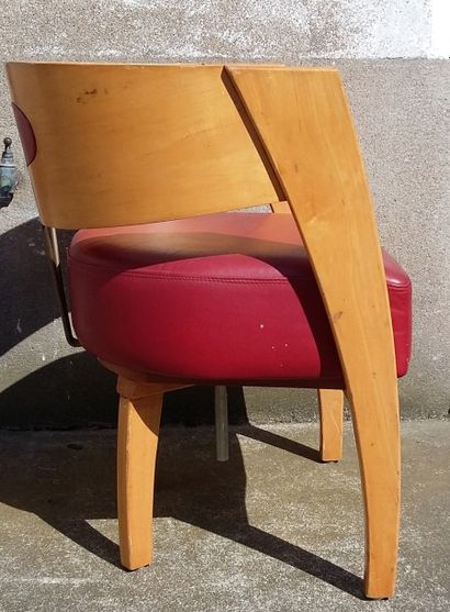 null Rare paire de fauteuils de paquebot en placage de bois clair. Assises en moleskine...