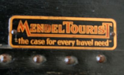 null Valise de la marque Mendel Tourist portant de nombreuses étiquettes notamment...