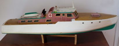 null Grande maquette navigante en bois d'un yacht à moteur typique des années 60,...