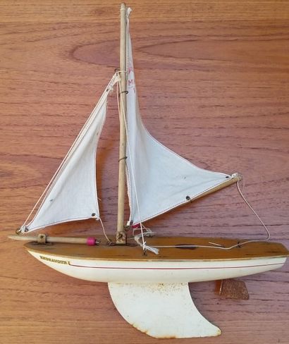 STAR YACHT Maquette navigante d'un voilier de bassin modèle « Endeavour I » gréée...