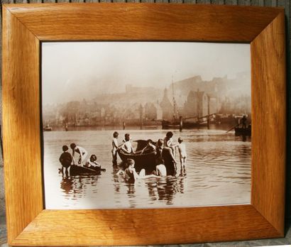 « Scène de baignade » Pièce encadrée représentant une scène de port du XIXe 21 x...
