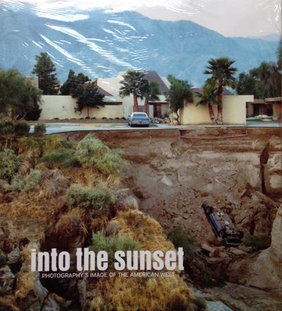COLLECTIF Into the Sunset. Catalogue d'une exposition au MOMA en 2009. Le livre est...