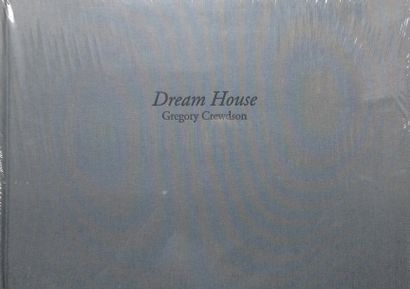 Crewdson Gregory Dream House. Le photographe américain G. Crewdson rassemble 12 photographies...