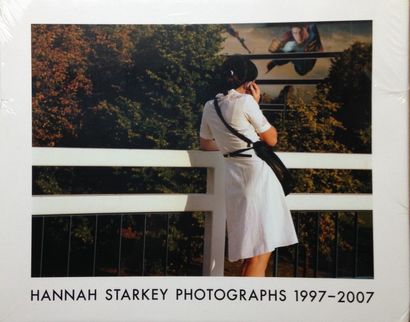 Starkey Hannah PHOTOGRAPHS 1997-2007. Née en 1971 à Belfast, elle étudie la photographie...