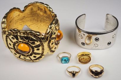 null 2 bracelets fantaisie en métal signé Anne M ou métal doré serti de cabochons.(...