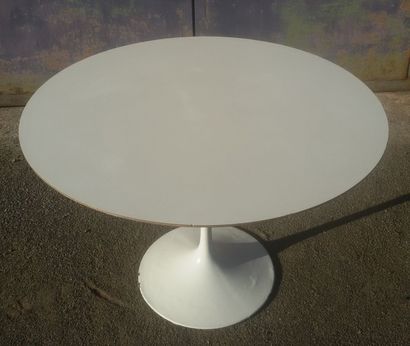 Eero Saarinen (1910-1961) Table repas circulaire sur pied tulipe. Plateau stratifié...
