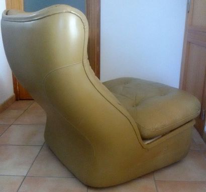 Michel CADESTIN (1942-) Fauteuil en cuir beige monté sur roulettes. Édition Airborne...