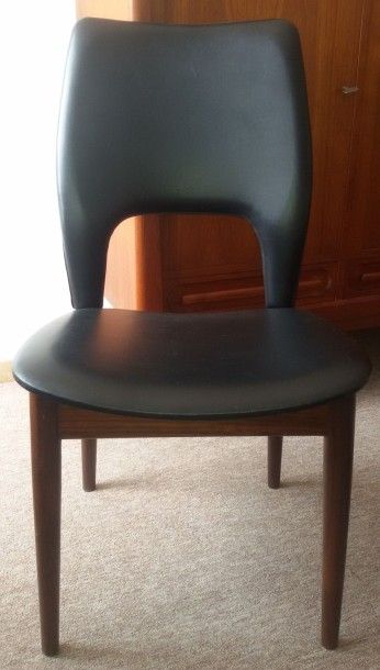 Edition SAMCOM Paire de chaises en palissandre et skaï noir. Années 1960. H. assise...