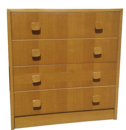 Edition GIBBS Commode en bois blond ouvrant à 4 tiroirs. H. 81,5 cm – L. 77 cm –...