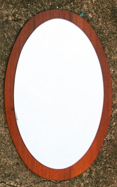 null Miroir ovale, cadre en teck, années 1960. H. 57 cm, L. 37 cm