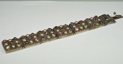 null Un bracelet métal serti de cabochons de couleur.. L 20 cm