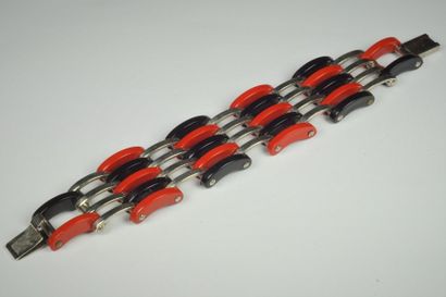 null Bracelet articulé en métal et composition rouge et noire. L 17,5 cm