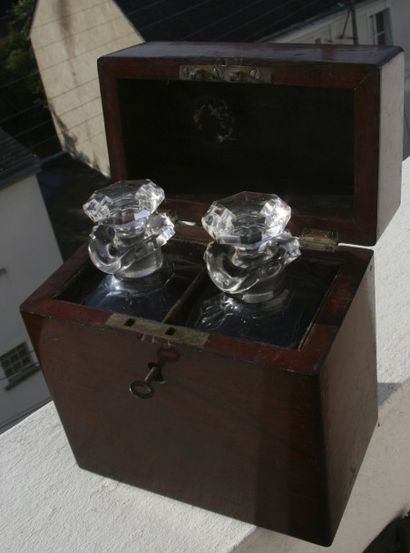 null Rare coffret à liqueurs de voyage d'officier de marine en acajou verni renfermant...