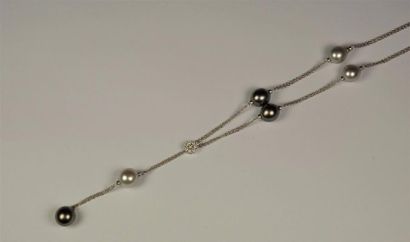 DAMIANI Collier en or gris 18k (750/oo) composé de chaînettes entrecoupées de perles...