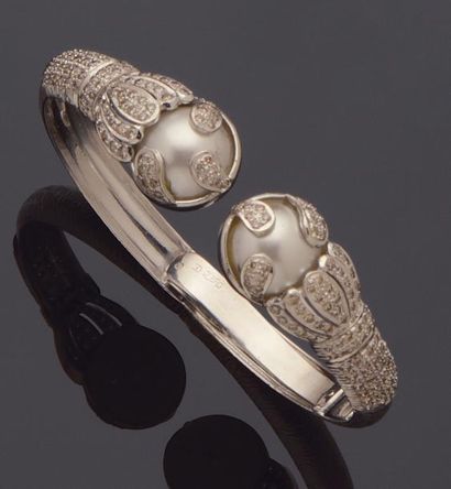 null Bracelet jonc ouvrant en or gris guilloché 18K (750/oo) orné de deux perles...