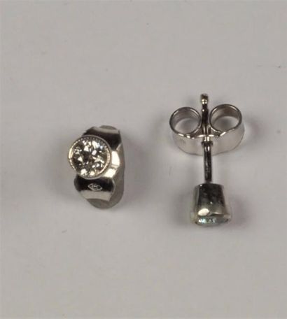 null Paire de clous d'oreilles en or 18K (750/oo) gris ornés de deux diamants taille...
