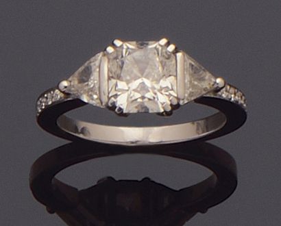 null Bague en or gris 18K (750/oo) sertie d'un diamant taille rectangulaire à pans...