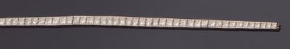 null Bracelet ligne en or gris 18K (750/oo) orné de diamants taille princesse calibrant...