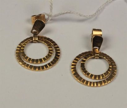 null Paire de pendants d'oreilles en or jaune 18K (750/oo) godronné à décor de cercles...