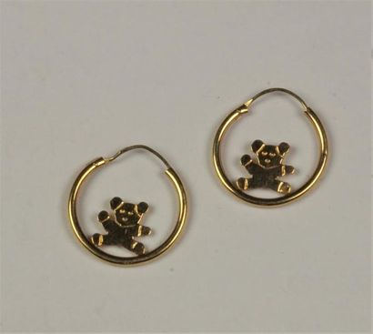 null Lot de deux boucles d'oreilles créoles en or jaune 18K (750/oo) agrémentées...