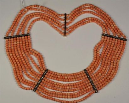 null Collier plastron ancien composé de neuf rangs de boules de corail peau d'ange,...