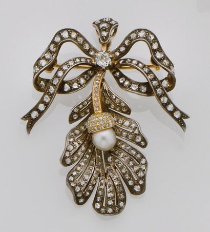 null Broche pendentif en or 18K (750/oo) et argent (800/oo) à décor de noeud de ruban,...