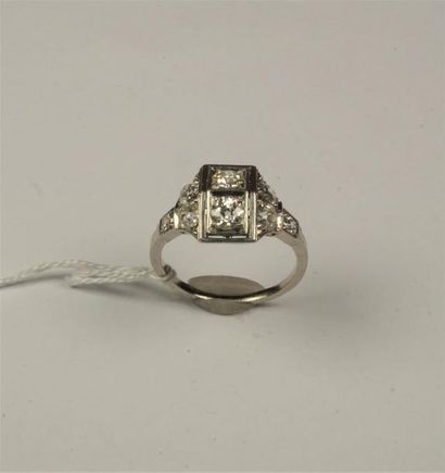 null Bague en platine (850/oo) à décor géométrique centrée de deux diamants taille...