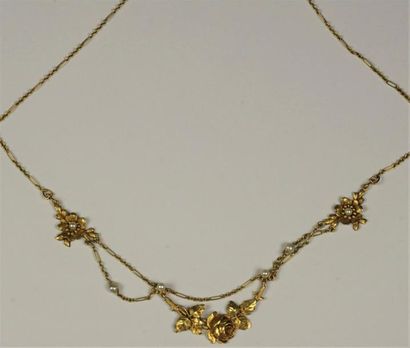 null Collier draperie ancien en or jaune 18K (750/oo) à décor de guirlandes de roses...