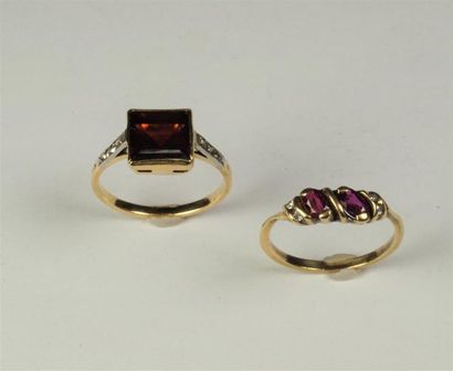 null b Deux petites bagues or 18K, l'une avec rubis et petits diamants, et l'autre...