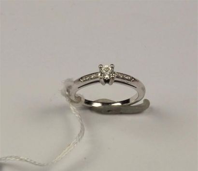 MAUBOUSSIN Bague solitaire en or gris 18K (750/oo) sertie d'un diamant taille brillant...